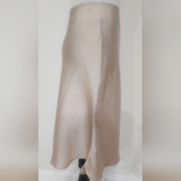 Elegant Red Floral Embroidered Skirt - Picture 10 of 12